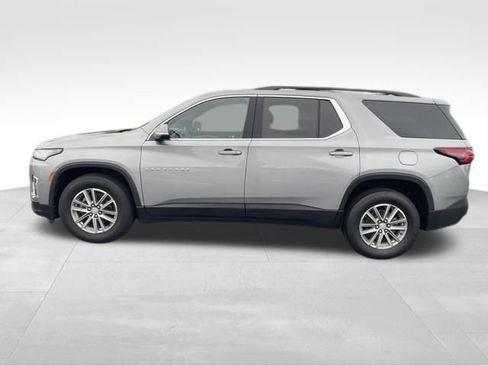 Used 2023 Chevrolet Traverse LT image 2