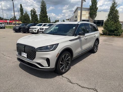 Used 2025 Lincoln Aviator Reserve w/ Equipment Group 201A AWD/4WD image 2