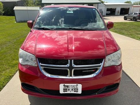 Used 2014 Dodge Grand Caravan SXT FWD image 2