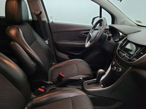 Used 2018 Chevrolet Trax LT w/ LT Convenience Package FWD image 21