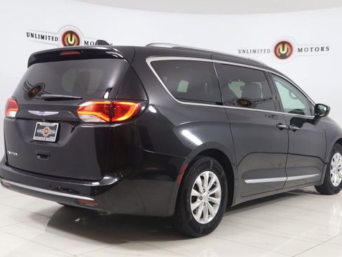 Used 2018 Chrysler Pacifica Touring-L FWD image 3