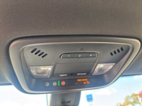 Used 2023 Chevrolet Traverse LT image 20