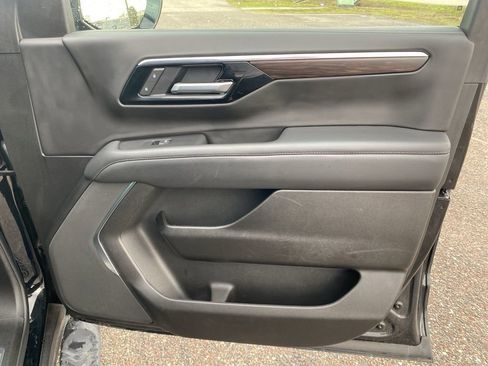 Used 2025 Chevrolet Suburban Z71 image 18