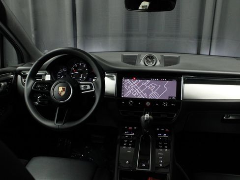 Certified 2026 Porsche Macan AWD/4WD image 10