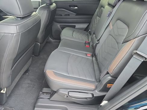 Certified 2025 Nissan Pathfinder Platinum w/ Cargo Package AWD/4WD image 17
