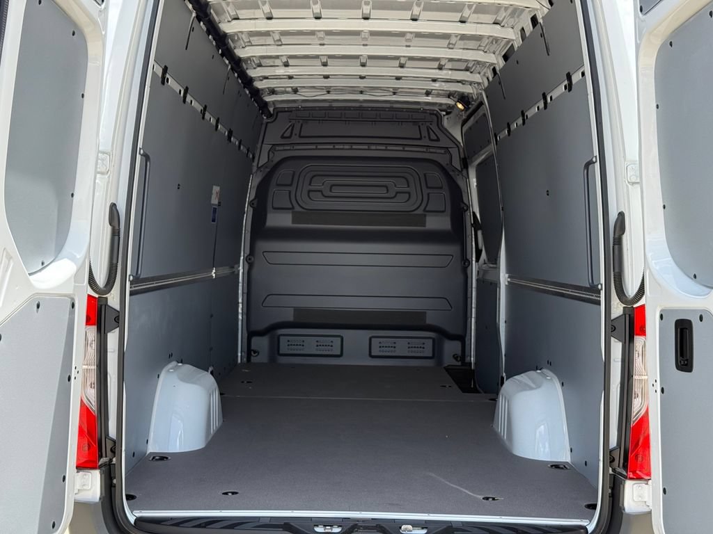 Used 2025 Mercedes-Benz Sprinter 2500 image 10