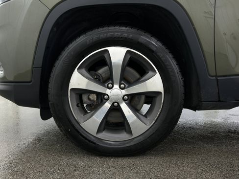 Used 2019 Jeep Cherokee Limited AWD/4WD image 38