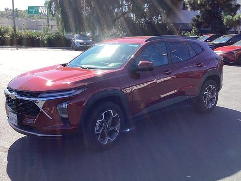 Used 2025 Chevrolet Trax LT w/ LT Convenience Package image 1