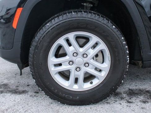 Used 2025 Jeep Grand Cherokee Laredo w/ Luxury Tech Group I image 35