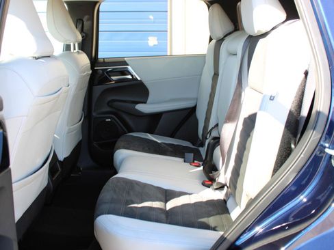 Used 2025 Mitsubishi Outlander SE FWD image 40