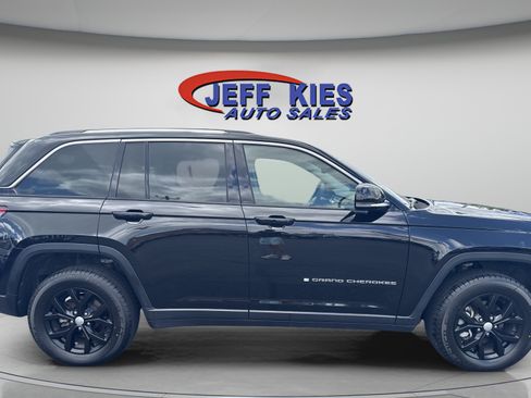 Used 2022 Jeep Grand Cherokee Limited AWD/4WD image 4
