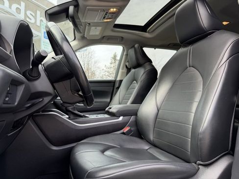 Used 2021 Toyota Highlander XLE image 19