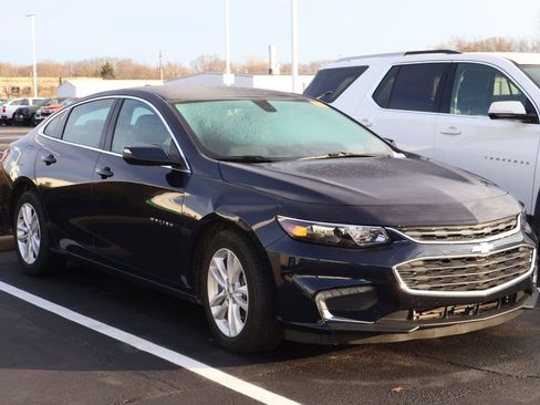 Used 2017 Chevrolet Malibu LT image 3