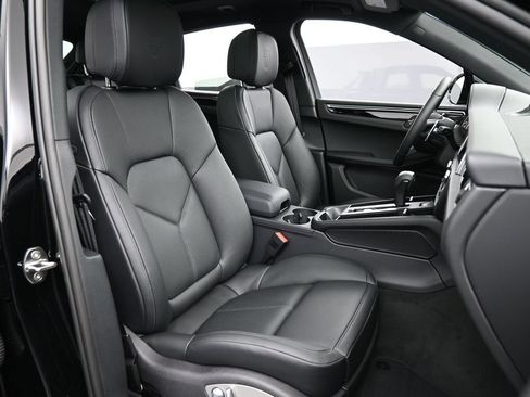 Certified 2026 Porsche Macan AWD/4WD image 30