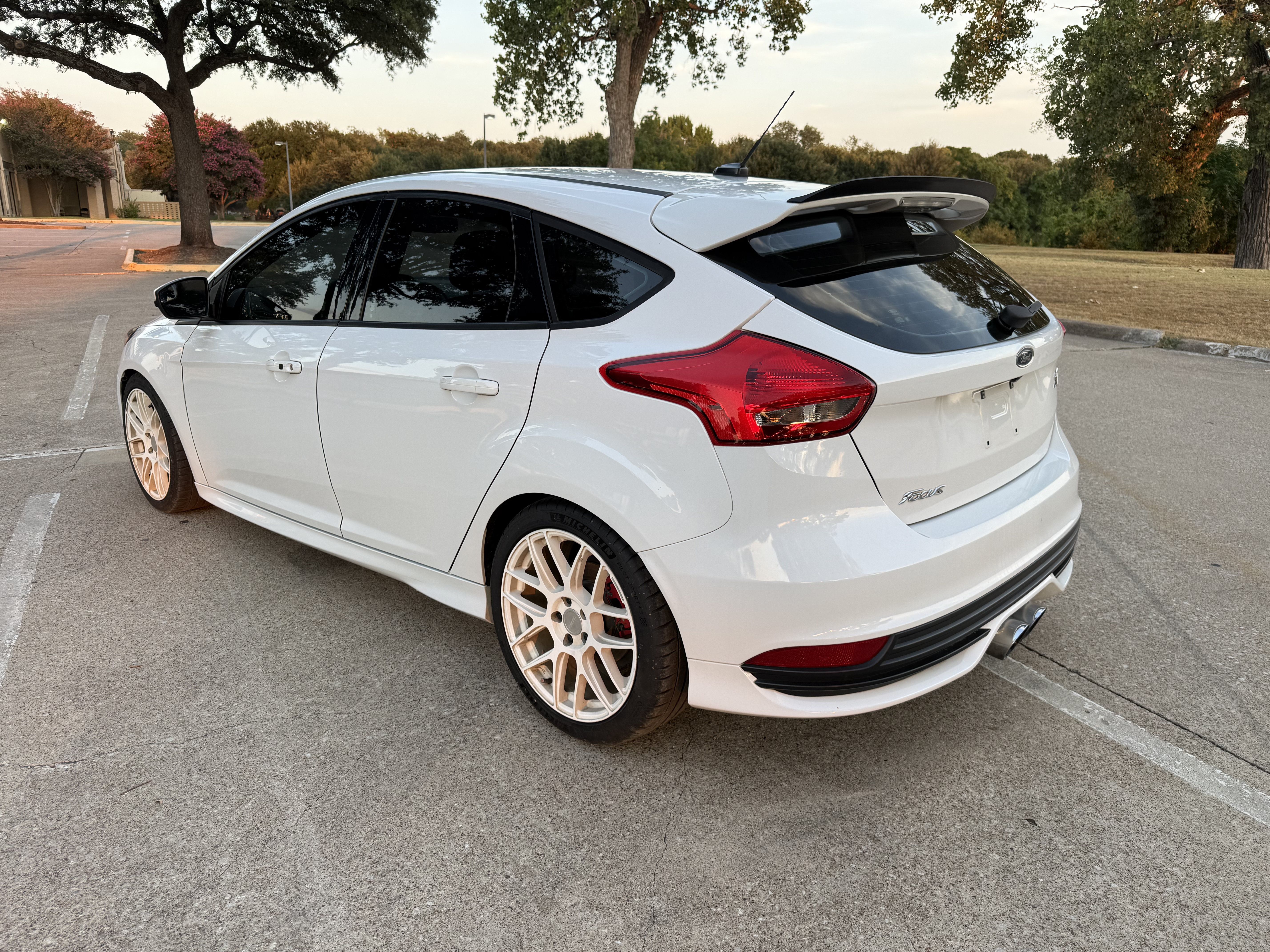 Used 2018 Ford Focus ST FWD image 7