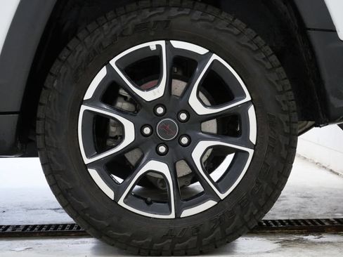 Used 2025 Jeep Compass Trailhawk AWD/4WD image 9