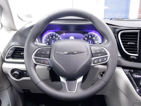 Used 2024 Chrysler Pacifica Touring-L image 15