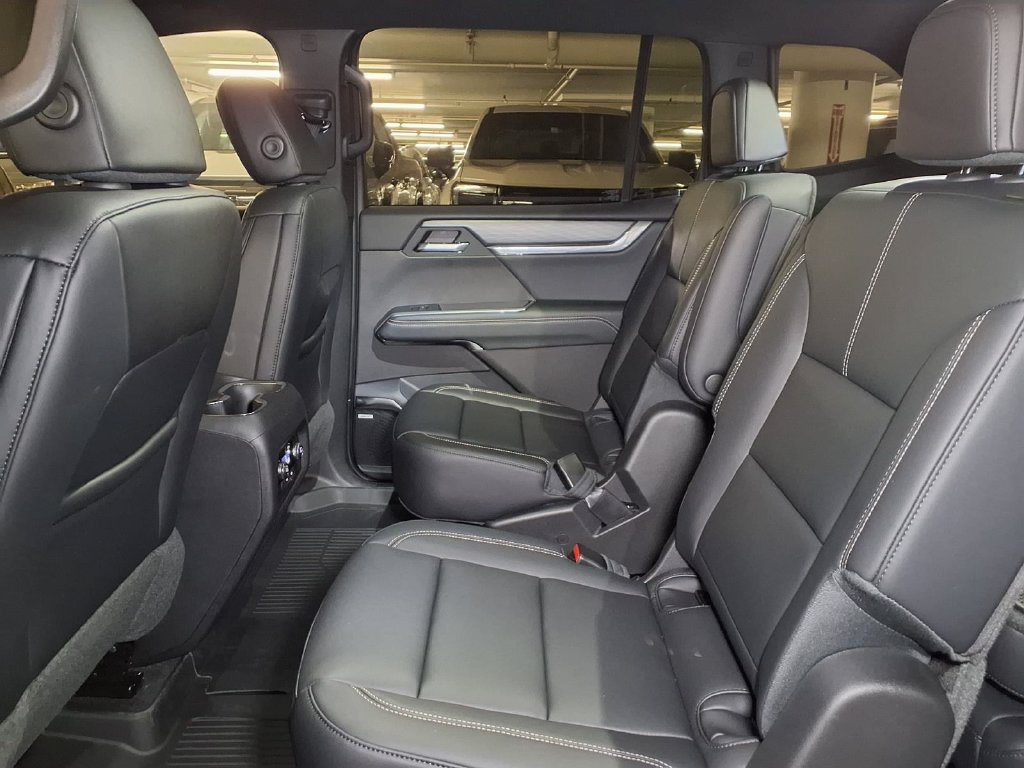 Used 2026 GMC Acadia Elevation w/ Elevation Premium Package FWD image 12