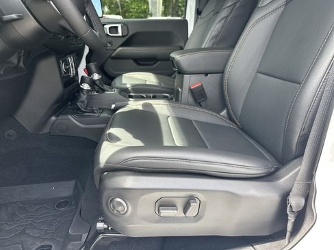 Used 2026 Jeep Wrangler Unlimited Sahara AWD/4WD image 11
