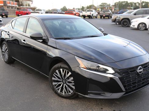 Used 2025 Nissan Altima 2.5 SV image 1