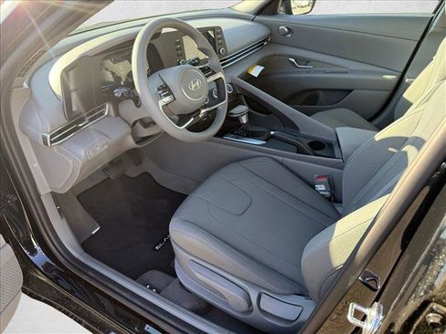 New 2026 Hyundai Elantra SE image 3