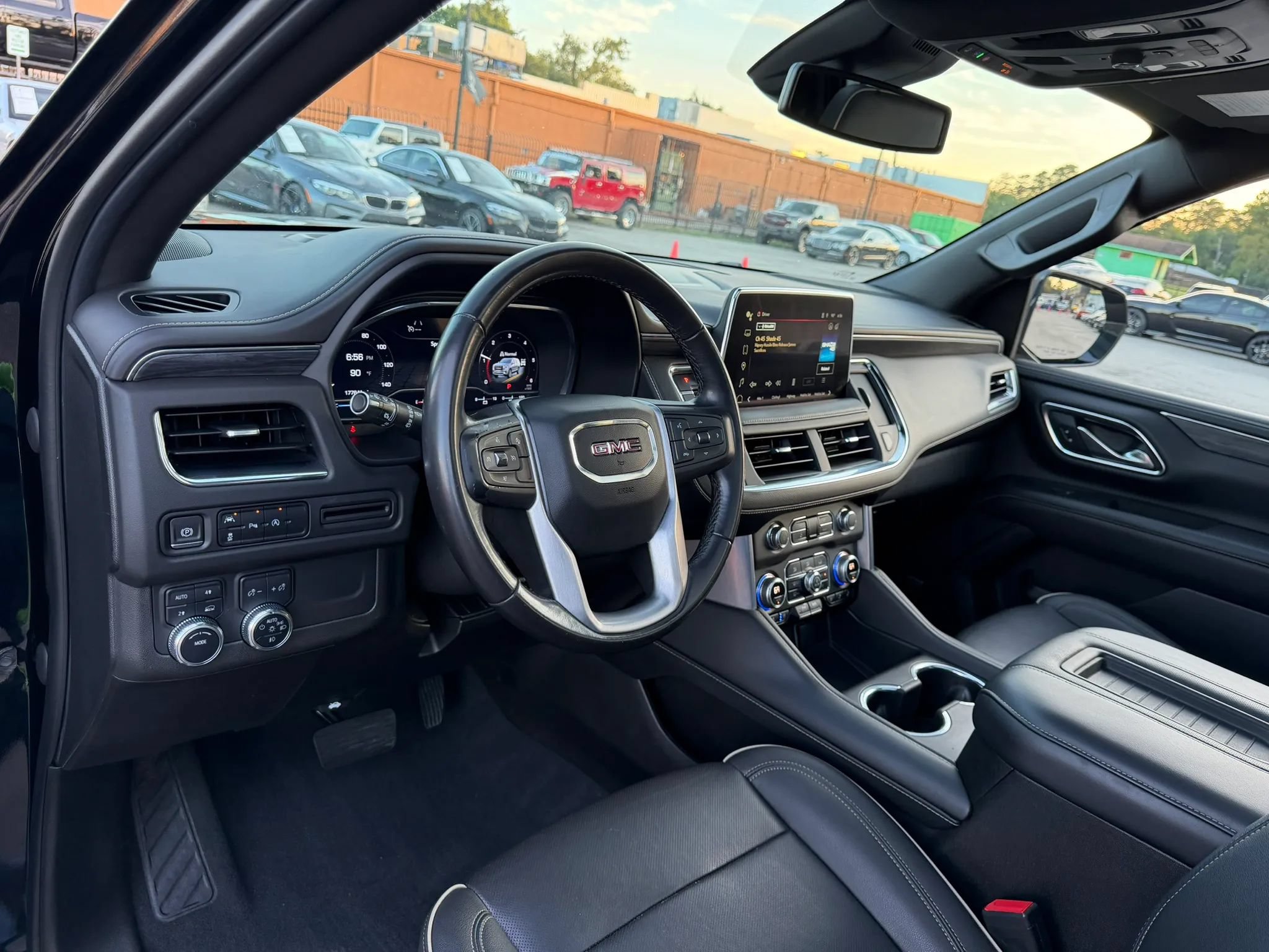 Used 2023 GMC Yukon XL SLT AWD/4WD image 19