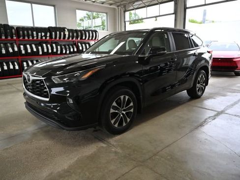 Used 2023 Toyota Highlander XLE AWD/4WD image 9