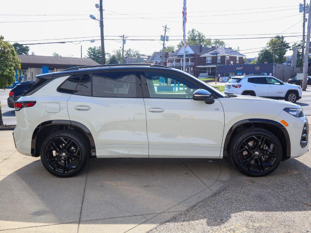 Used 2025 Volkswagen Tiguan SE R-Line AWD/4WD image 6