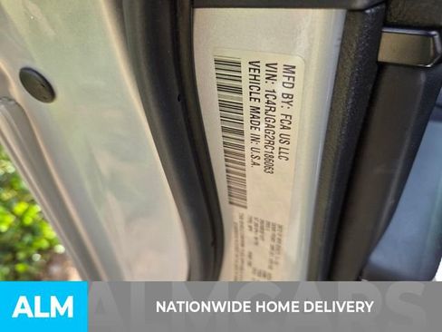 Used 2024 Jeep Grand Cherokee Altitude RWD image 4