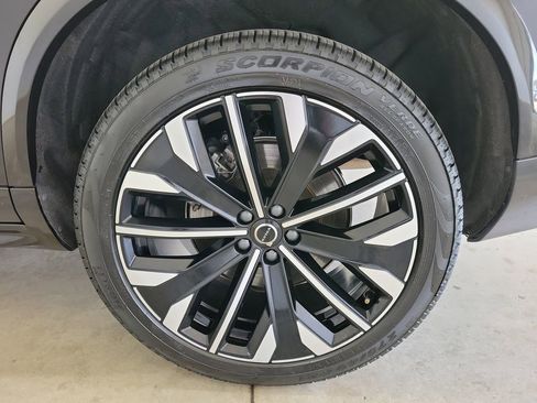 Used 2025 Volvo XC90 B6 Plus image 12