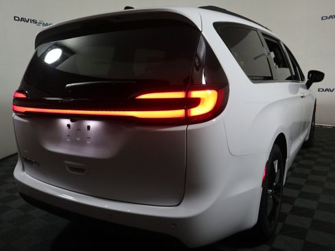 New 2026 Chrysler Pacifica Select image 6
