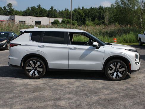 Used 2025 Mitsubishi Outlander SE AWD/4WD image 4