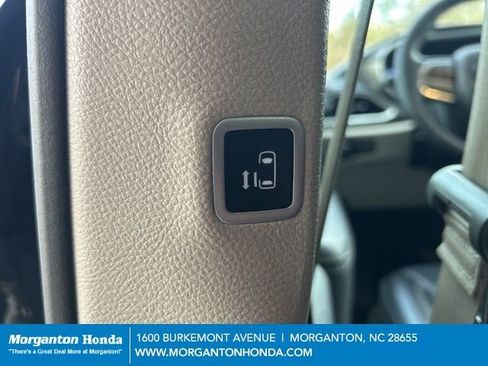 Used 2024 Chrysler Pacifica Touring-L FWD image 26
