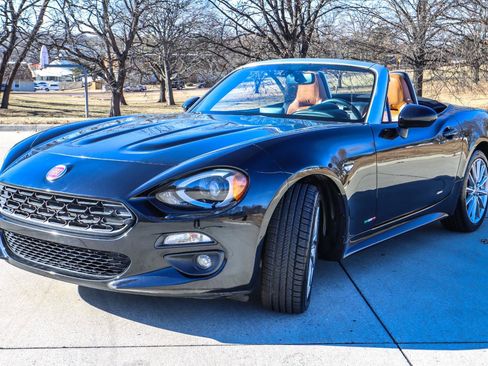 Used 2017 FIAT 124 Spider Lusso RWD image 3