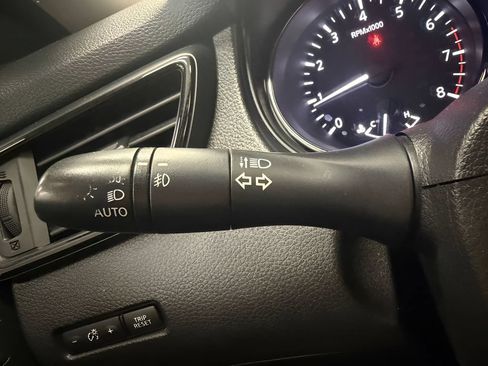 Used 2018 Nissan Rogue SL FWD image 16