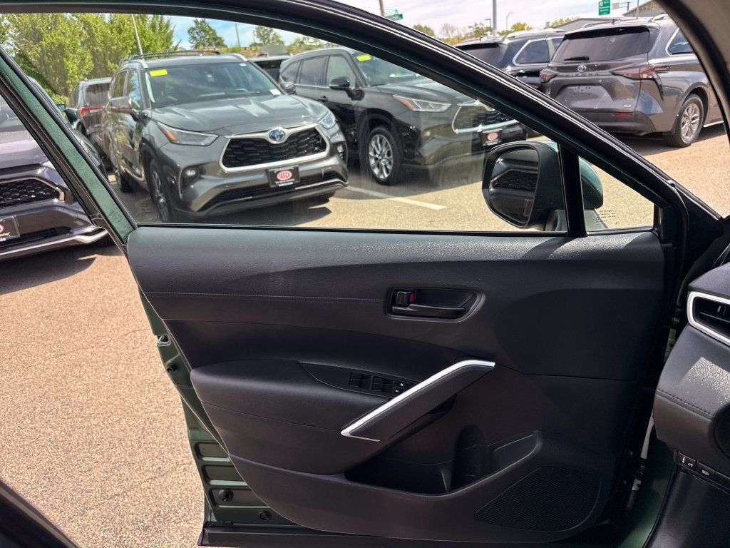 Used 2023 Toyota Corolla Cross LE w/ Moonroof Package AWD/4WD image 31