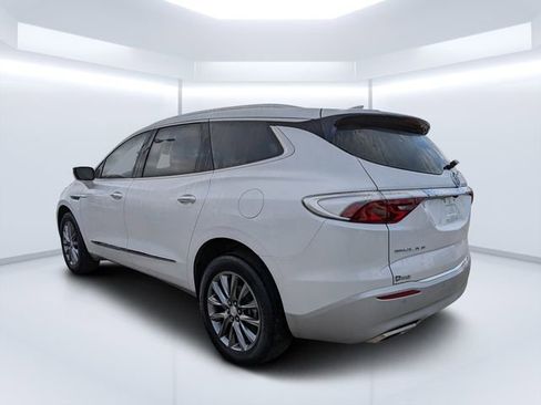 Used 2023 Buick Enclave Essence image 5
