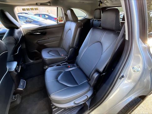 Certified 2025 Toyota Highlander XLE image 20