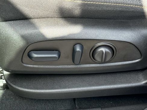 Used 2023 Chevrolet Equinox LT FWD image 17