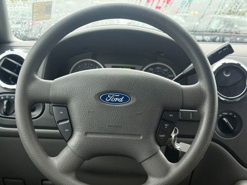 Used 2005 Ford Expedition XLT image 25