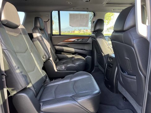 Used 2017 Cadillac Escalade ESV Luxury image 23