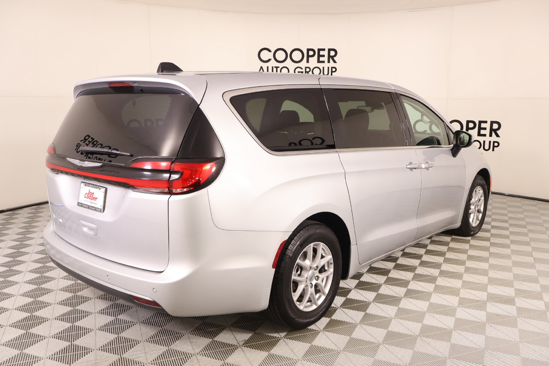 Used 2023 Chrysler Pacifica Touring-L FWD image 21