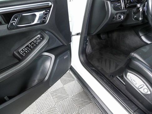 Certified 2019 Porsche Macan image 8