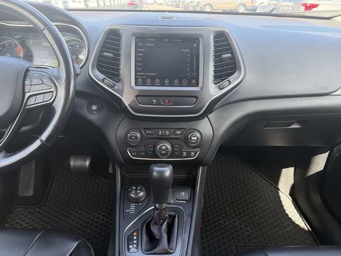 Used 2019 Jeep Cherokee Trailhawk w/ Cold Weather Group AWD/4WD image 16