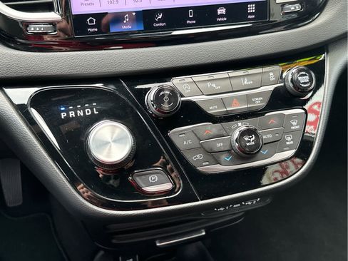 Used 2025 Chrysler Pacifica Select image 34