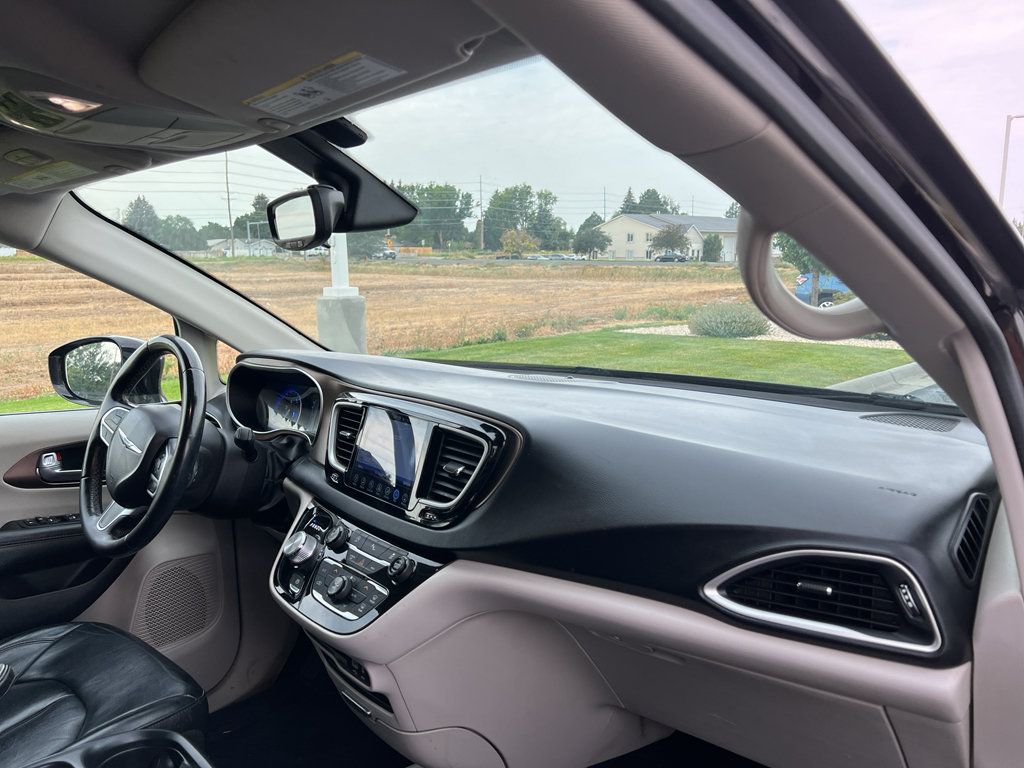 Used 2017 Chrysler Pacifica Touring-L FWD image 28