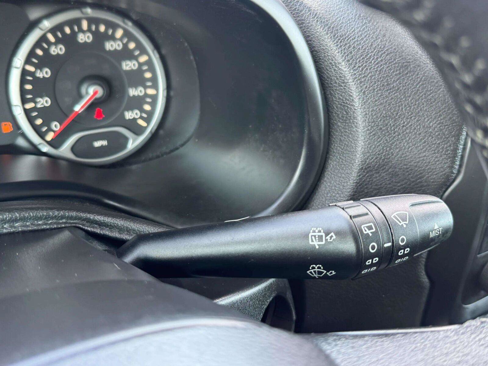 Used 2015 Jeep Renegade Latitude w/ Popular Equipment Group FWD image 23