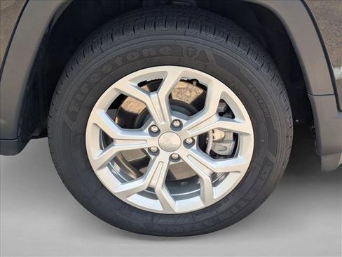 Used 2024 Jeep Compass Latitude image 21