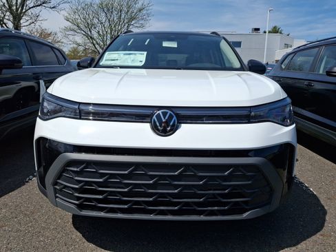 New 2026 Volkswagen Taos SE FWD image 2