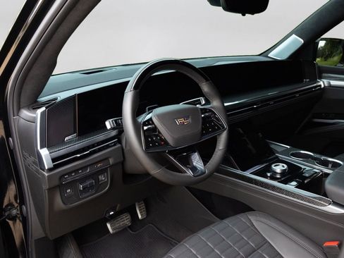 Used 2025 Cadillac Escalade ESV V AWD/4WD image 18